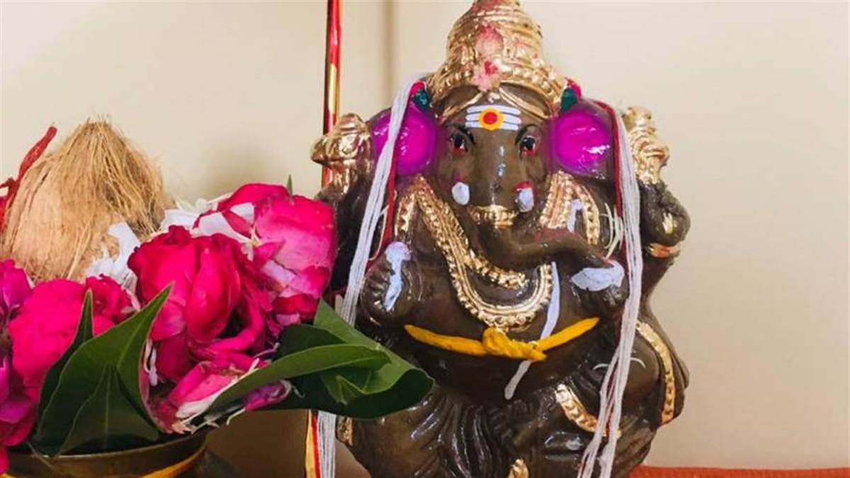 विसर्जन कैसे करें : रोज की भांति गणेशजी की विधिपूर्वक पूजा करें। गणपति की पूजा के बाद इनकी आरती भी जरूर करें और क्षमा प्रार्थना करें। गणेशजी को चूड़ा, गुड़, गन्ना, मोदक, केला, नारियल, पान और सुपारी अर्पित करें। गणेशजी को नया वस्त्र पहनाकर उसमें पंचमेवा, जीरा, सुपारी और कुछ धन बांध दें। अगर हवन करना चाहें तो हवन सामग्री में जीरा और काली मिर्च डालकर हवन करें।  गणेशजी से श्रद्धा पूर्वक अपने स्थान को विदा होने की प्रार्थना करें। गणेशजी की मूर्ति को पहले प्रणाम करें फिर चरण स्पर्श करें फिर आज्ञा लेकर श्रद्धापूर्वक मूर्ति उठाएं। संभव हो तो गणपति मूर्ति को घर के आंगन में ही जल की व्यवस्था करके विसर्जित कर दें।विसर्जन के समय गणपति का मुख सामने की ओर होना चाहिए। आगे मुख करके विसर्जन न करें।गणपति विसर्जन के समय बप्पा के जयकारे लगाएं और बोलें गणपति मोरया अगले बरस तू जल्दी आ।