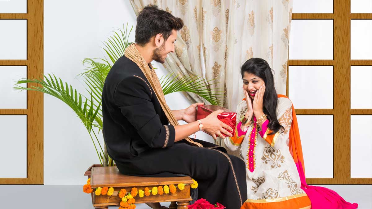 महाभारत में, श्रीकृष्ण के हाथ से खून निकलने पर द्रौपदी ने अपनी साड़ी का टुकड़ा फाड़कर बाँधा था।