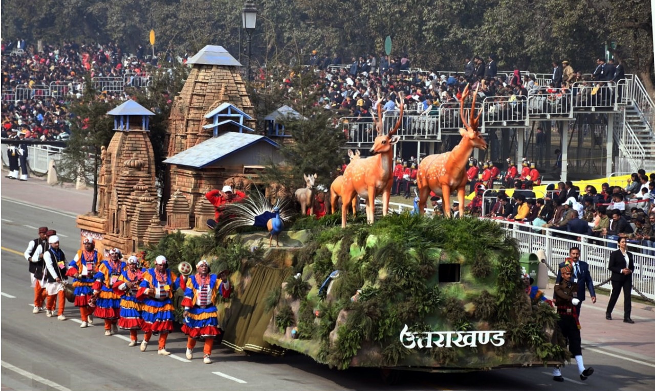  गणतंत्र दिवस के परेड में एक ईसाई गीत "एबाइड विद मी" को भी गाया जाता है। ऐसा माना जाता है कि यह गांधी जी का प्रिय गीत था इसलिए इसको परेड में शामिल किया गया है ।