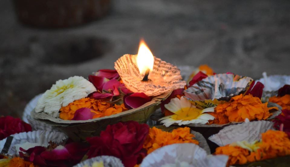 श्राद्ध पक्ष के दौरान आप अपने सामर्थ्य  के अनुसार जरूरतमंद लोगों में कपड़े और खाना भी बांटें |